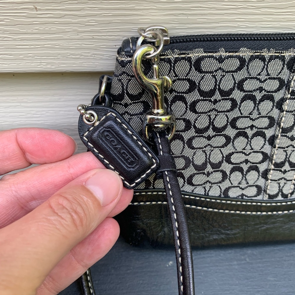 COACH Black Grey Signature C fabric Wristlet Tag Leather Clean - Picture 3 of 7